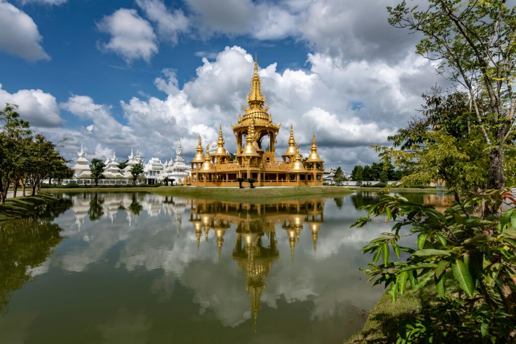 Chùa Trắng Wat Rong Khun ở Chiang Rai Thái Lan