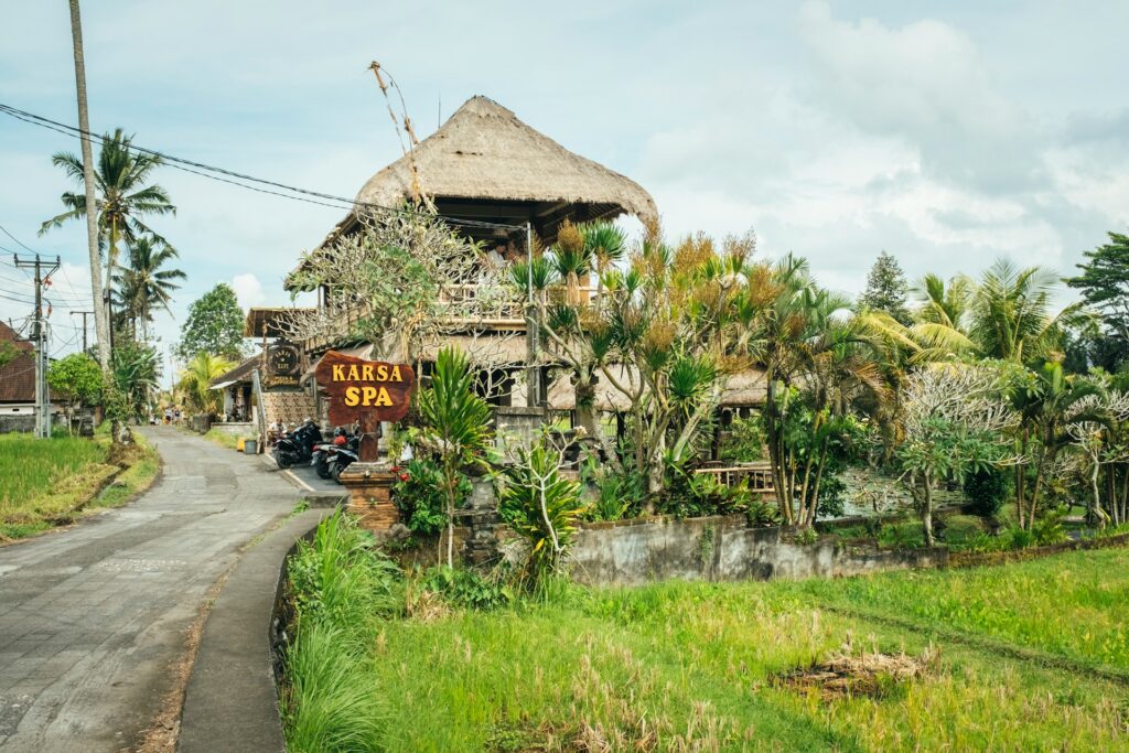 Karsa Spa giữa thiên nhiên xanh ở Ubud, Bali – điểm đến wellness nổi tiếng cho du khách tìm sự thư giãn và cân bằng.