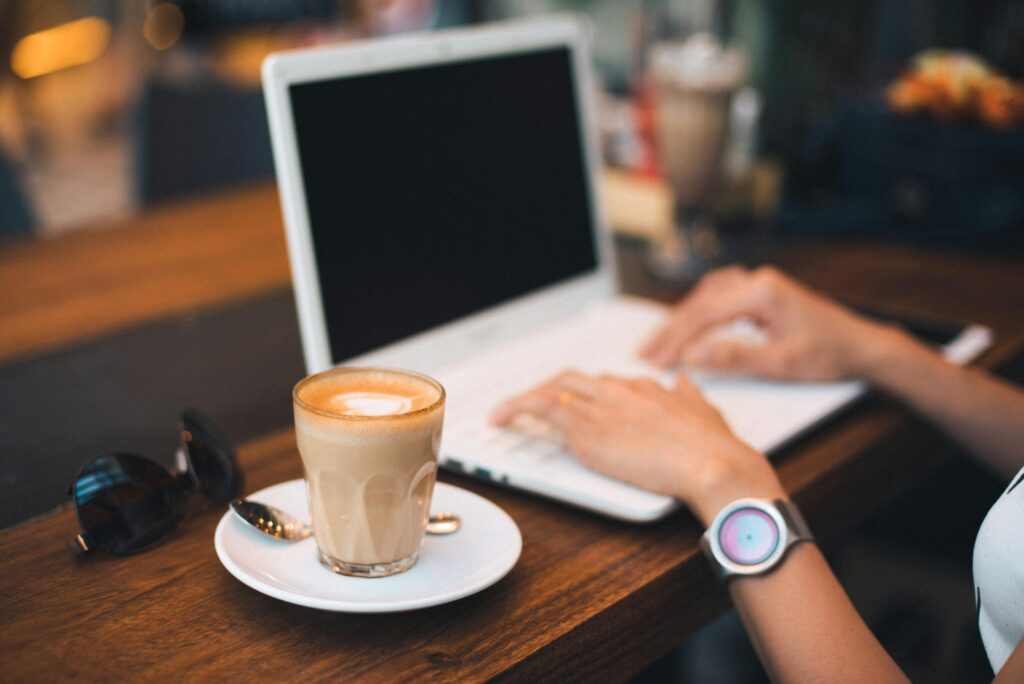 Người ngồi tại quán cà phê làm việc từ xa (digital nomad)