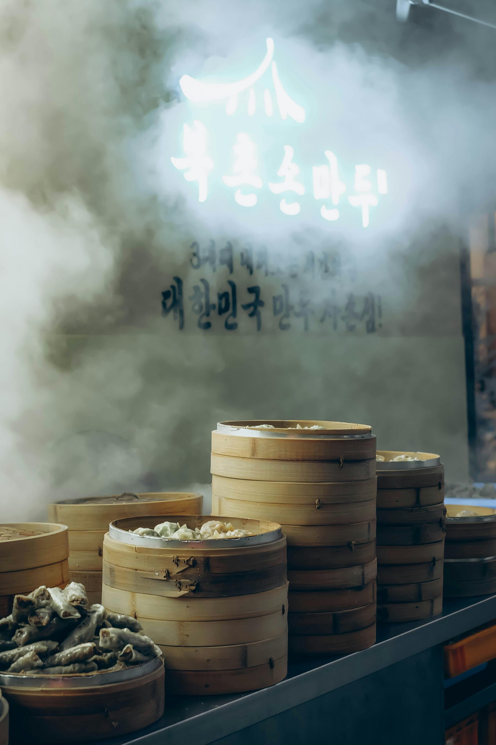 Dim sum truyền thống Hong Kong trong xửng hấp – Món ăn không thể bỏ qua trong hành trình ẩm thực tự túc.
