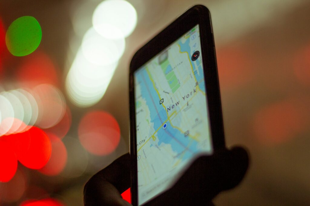 Du khách sử dụng ứng dụng Google Maps trên điện thoại để tìm đường khi đi du lịch nước ngoài.