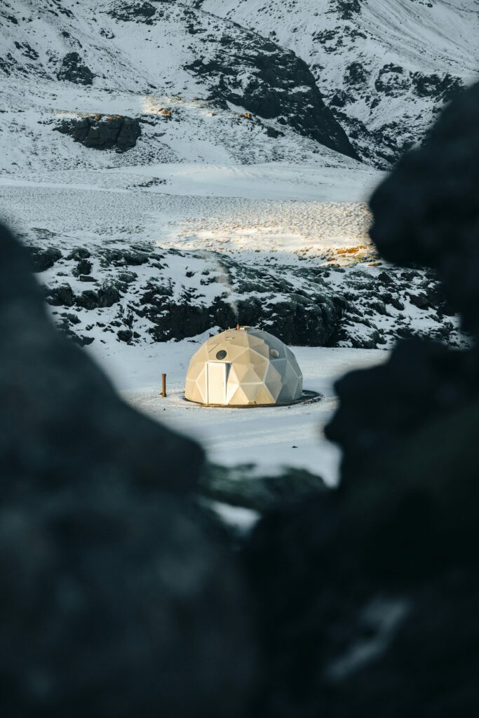 Igloo phủ tuyết trắng giữa Bắc Âu – trải nghiệm ngủ trong cấu trúc bằng băng giữa thiên nhiên mùa đông tuyệt đẹp.