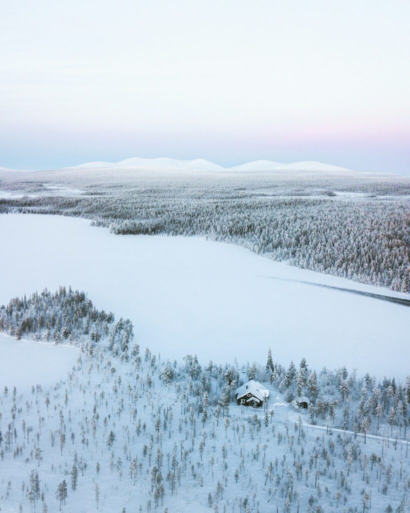 Cảnh tuyết trắng rừng Lapland vào mùa đông – không gian yên bình và thần tiên.