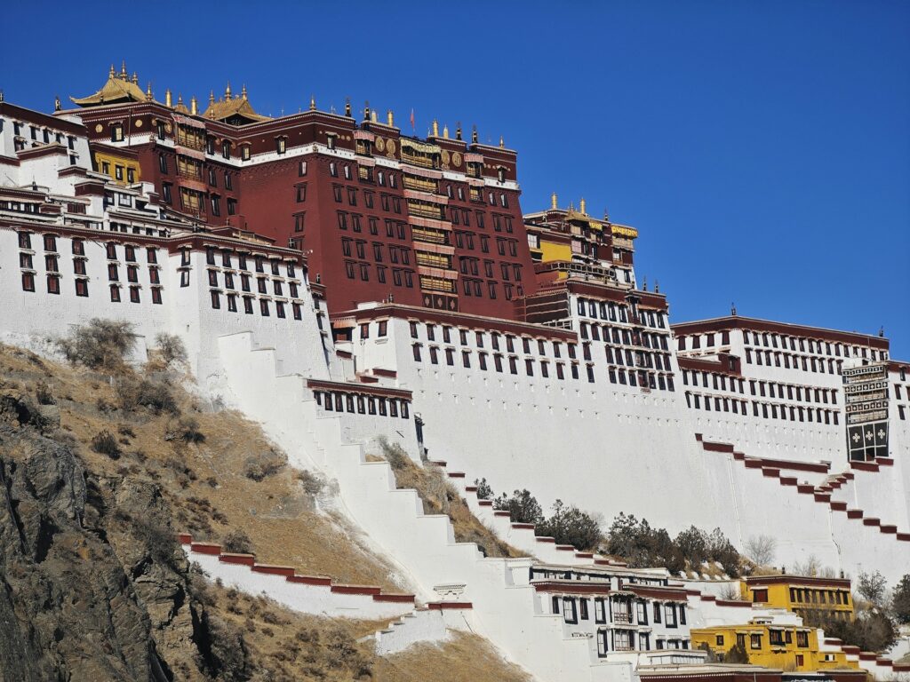Cung điện Potala uy nghi trên núi ở Lhasa – Biểu tượng tâm linh và kiến trúc nổi bật của Tây Tạng.