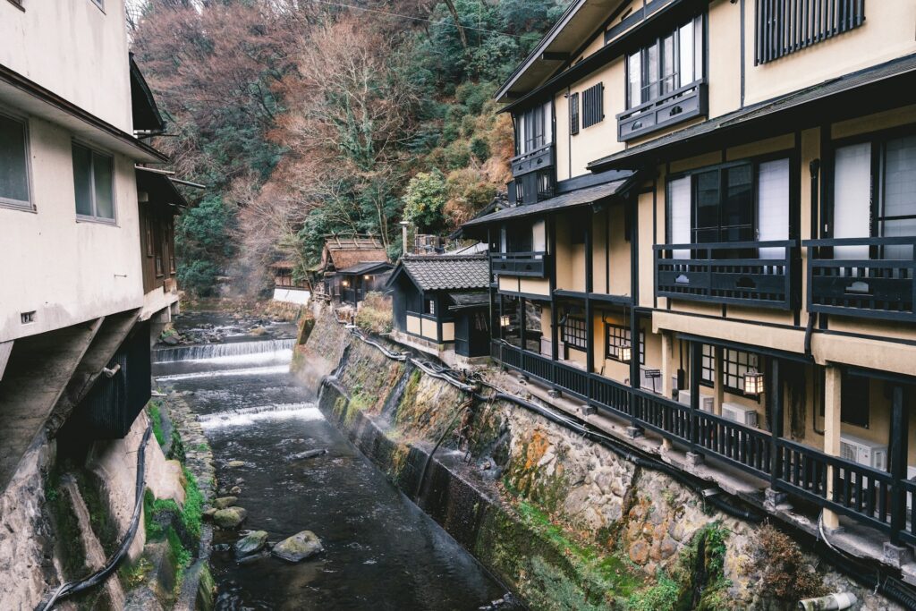 Onsen truyền thống Nhật Bản – liệu pháp tắm khoáng nóng giữa cảnh thiên nhiên
