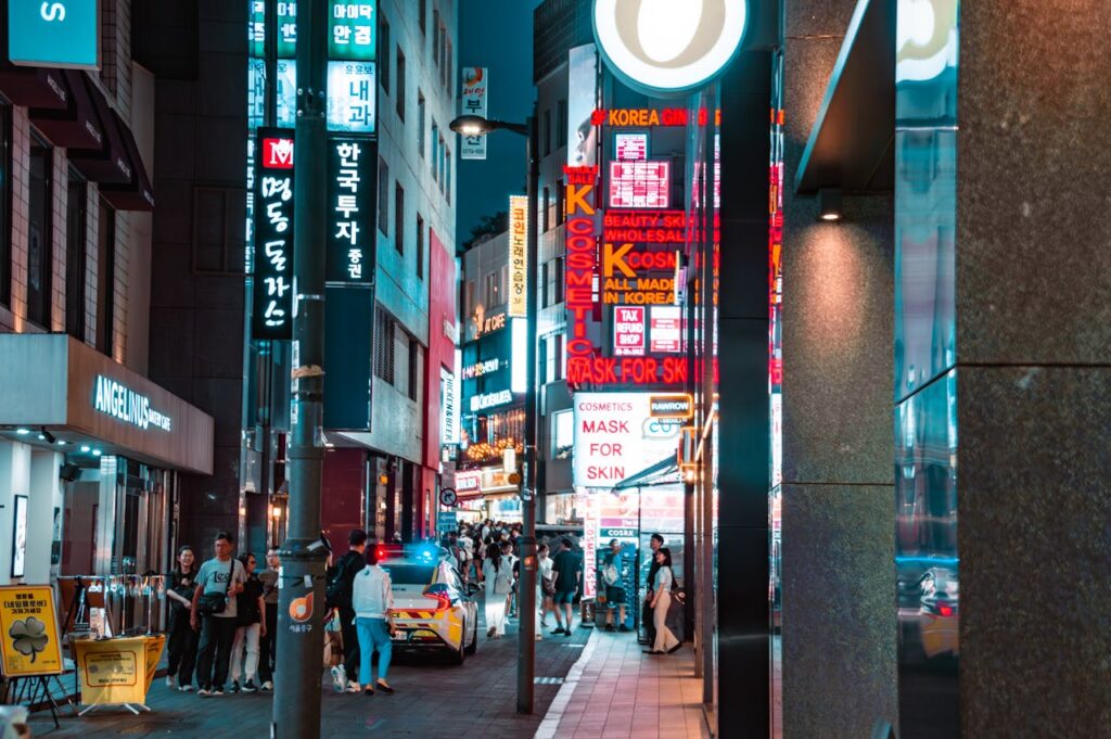 Phố đêm Myeongdong nhộn nhịp ở Seoul với biển hiệu rực rỡ và đông đúc du khách – Thiên đường mua sắm, mỹ phẩm và ẩm thực đường phố. 