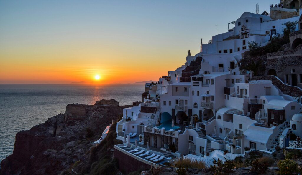 Hoàng hôn ở Oia nhìn ra caldera Santorini